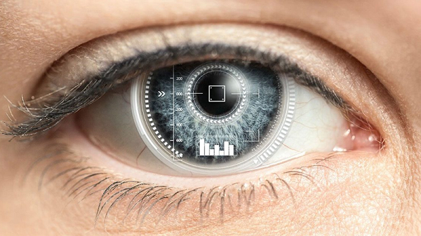 Kính áp tròng thông minh có thể cung cấp ứng dụng thay thế hệ thống định vị, hướng dẫn công nhân trong quá trình sản xuất. Tuy nhiên, việc thương mại hóa kính áp tròng thông minh sẽ mất khoảng ba năm.