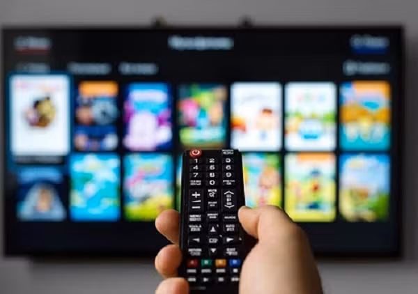 Muốn tắt bỏ tính năng thu thập dữ liệu người dùng trên các dòng Smart TV, người dùng có thể tham khảo những phương pháp sau đây. Đối với các dòng SmartTV SamSung, bấm nút Home trên điều khiển > Chọn Settings (hình cái Gear) > kéo xuống dưới và chọn Support > Term &amp; Policy.