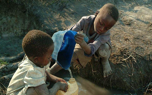 Với khoảng 2 tỉ tấn rác thải vào nguồn nước mỗi ngày, con người còn phải đối mặt với thách thức ô nhiễm nguồn nước ở khắp nơi trên thế giới. Mặc dù sự cải thiện về chất lượng nguồn nước có thể thấy ở vài khu vực nhưng vấn nạn ô nhiễm nước vẫn gia tăng trên toàn cầu.