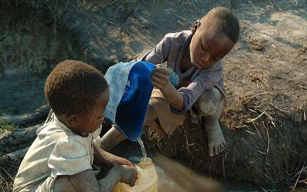 Với khoảng 2 tỉ tấn rác thải vào nguồn nước mỗi ngày, con người còn phải đối mặt với thách thức ô nhiễm nguồn nước ở khắp nơi trên thế giới. Mặc dù sự cải thiện về chất lượng nguồn nước có thể thấy ở vài khu vực nhưng vấn nạn ô nhiễm nước vẫn gia tăng trên toàn cầu.