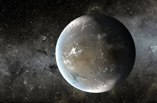 Europa được phát hiện bởi Galileo Galilei vào năm 1610, cùng với ba mặt trăng khác lớn hơn của sao Mộc. Nó nhỏ hơn một chút so với mặt trăng của Trái đất và quay quanh sao Mộc ở khoảng cách khoảng 670.000 km, cứ 3,5 ngày một lần.