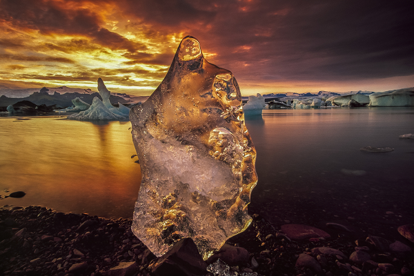 Dưới ánh hoàng hôn, những khối băng trở nên siêu thực và kì diệu hơn bao giờ hết.