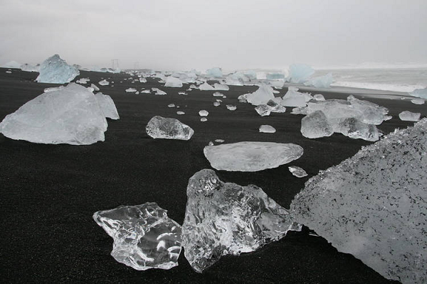 Breiðamerkursandur, hay còn được gọi là bãi biển "kim cương" (Diamond Beach), nằm cạnh đầm phá trên bờ biển phía nam của Iceland, cách thủ đô Reykjavik khoảng 6 giờ chạy xe.