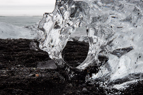 Trên bãi biển cát đen, nằm rải rác ở nhiều vị trí khác nhau là những tảng băng lớn lấp lánh, tuyệt đẹp dưới ánh sáng mặt trời.