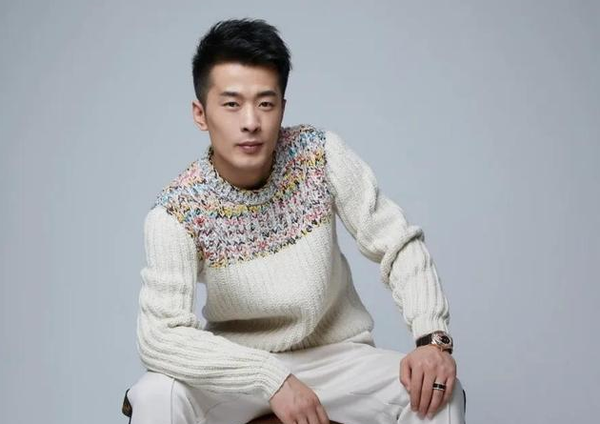 Tuy nhiên, để đạt đến thành công như ngày hôm nay, Xinba cũng nhiều lần phải trải qua vấp ngã. Cuối năm 2020, anh chàng đã bị cơ quan giám sát thị trường Quảng Châu phát hiện quảng cáo tổ yến giả từ đường và nước.