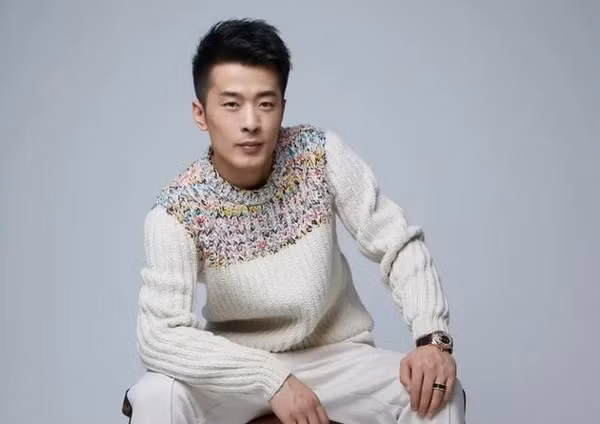 Tuy nhiên, để đạt đến thành công như ngày hôm nay, Xinba cũng nhiều lần phải trải qua vấp ngã. Cuối năm 2020, anh chàng đã bị cơ quan giám sát thị trường Quảng Châu phát hiện quảng cáo tổ yến giả từ đường và nước.