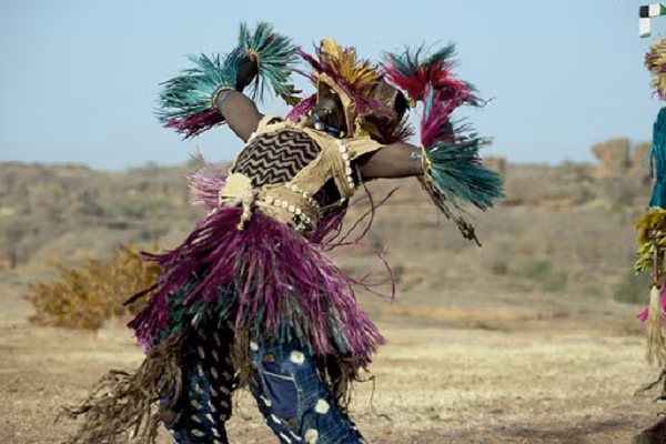 Tên Nommo bắt nguồn từ một từ Dogon được dịch là "làm tốt". Tuy nhiên, nó còn một nghĩa khác là "Bậc thầy của nước" (có lẽ ám chỉ thực tế là Nommo không thể sống sót khi ở bên ngoài mặt nước).