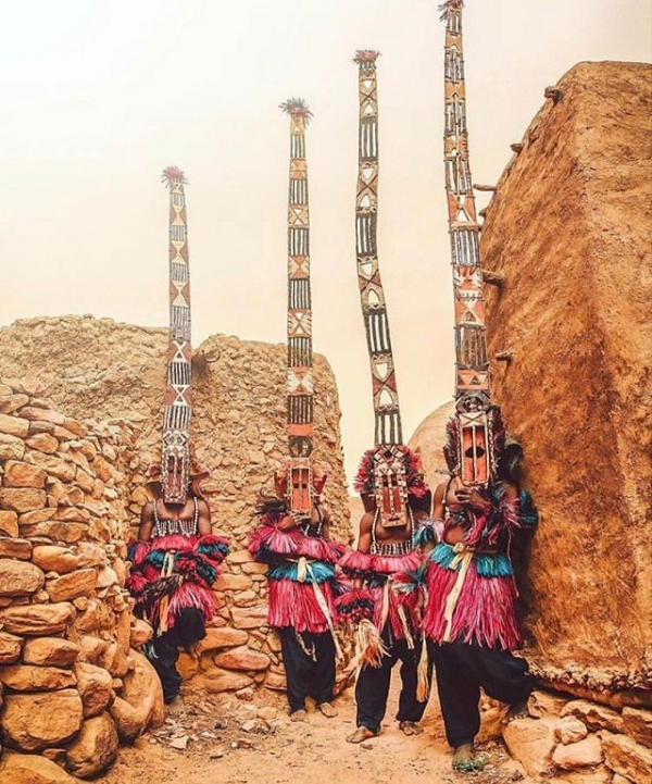 Kiến thức của họ không phải là kết quả của việc quan sát bầu trời và các vì sao bằng mắt thường, như đã xảy ra ở các nền văn minh khác. Họ chỉ đơn giản là “biết” và đây chính là phần kỳ bí nhất của bí ẩn về bộ lạc Dogon.