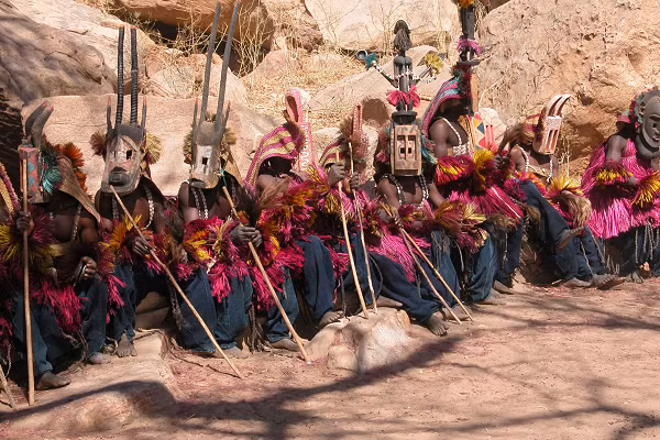 Họ tin rằng mình là hậu duệ của người Ai Cập cổ đại sống vào khoảng 50.000 năm trước. Thần thoại và những câu chuyện truyền miệng của bộ tộc Dogon chứa đựng những điều có thật về hệ mặt trời và lịch sử cổ đại.