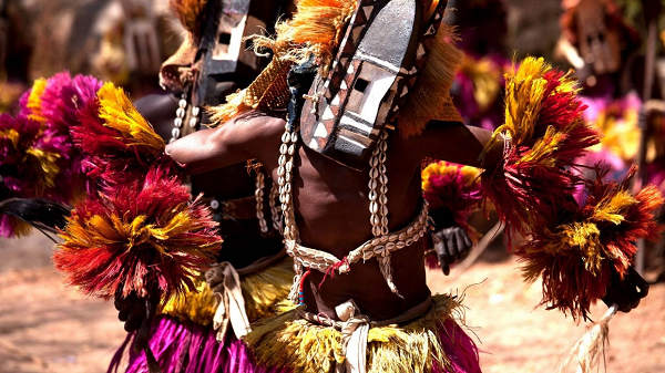 Năm 1930, các nhà nhân chủng học đã phát hiện ra bộ tộc Dogon sống trên một vùng đất sa mạc của Mali, gần biên giới với Burkina Faso. Đây được xem là nơi định cư cuối cùng của bộ tộc này sau khi chạy trốn để tránh áp lực bành trướng của các đế chế thời trung cổ và những trận chiến khốc liệt.