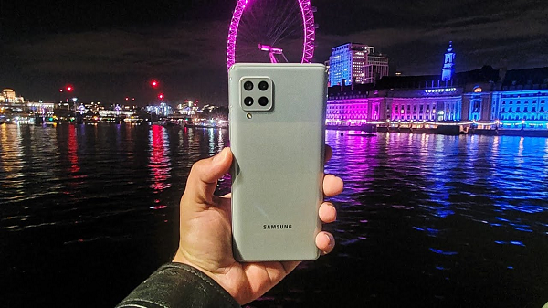 Ở mặt sau, Galaxy A42 có 4 camera sau được đặt trong module hình vuông. Cảm biến chính 48MP, camera góc siêu rộng 8MP, camera macro 5MP và cảm biến chiều sâu 5MP để tạo hiệu ứng khi chụp ảnh chân dung.