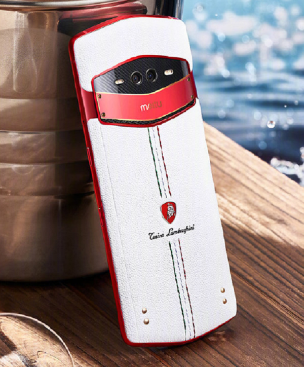 Máy sở hữu 5 camera, trong đó có tới 3 camera selfie ở mặt trước, bao gồm 1 ống kính với cảm biến 12MP hỗ trợ tối đa khả năng chụp đêm, 1 ống kính cảm biến 20MP với góc siêu rộng và 1 ống kính cảm biến 8MP hỗ trợ đo chiều sâu của ảnh.