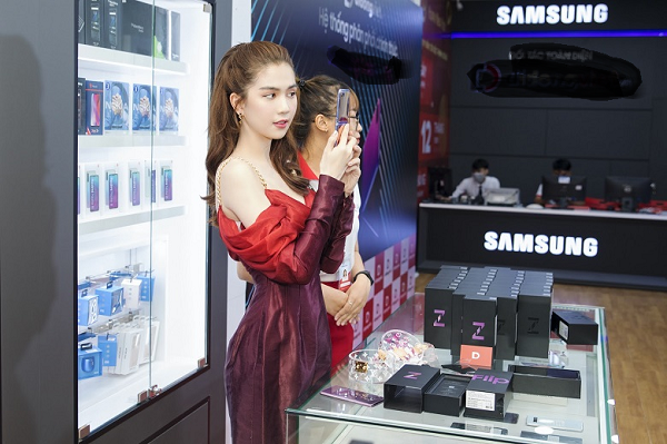 Máy sở hữu camera kép 12MP ở mặt sau, tính năng Single Take, camera trước với chế độ Flex Mode (có thể gập 90 độ) để selfie dễ dàng mà không cần tripod, phù hợp với người có nhu cầu sử dụng nhiều như Ngọc Trinh.