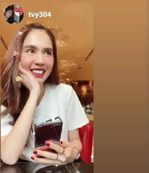 Cô nàng rất yêu thích chiếc điện thoại này vì thiết kế nhỏ gọn, chỉ bằng một hộp phấn trang điểm, phù hợp để người đẹp mang theo khi đi du lịch, sự kiện.