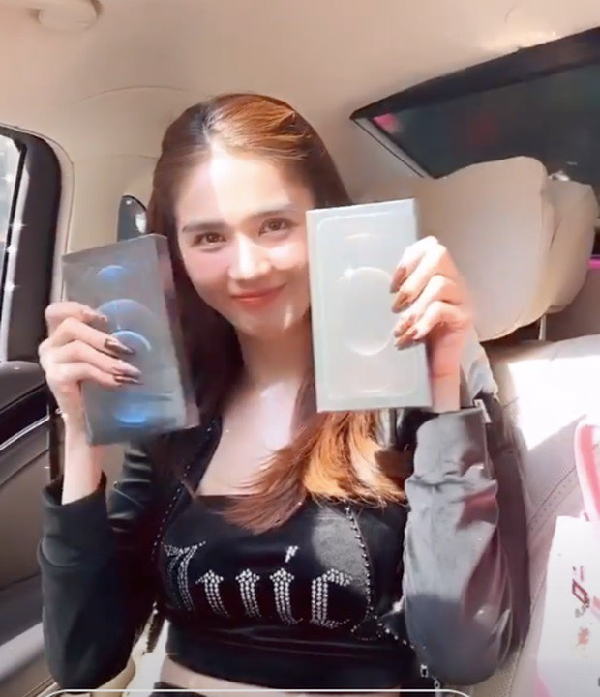 Trong đó có hai chiếc iPhone 12 được Ngọc Trinh đập hộp ngay từ khi mới ra mắt.