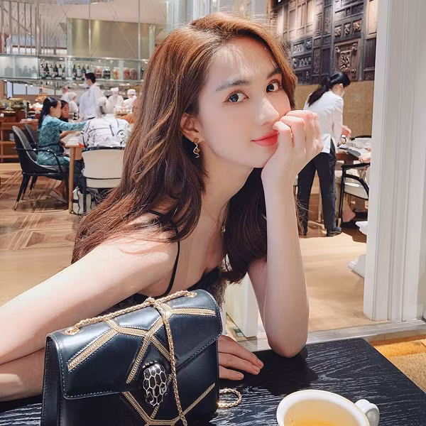 Những clip đập hộp với giá tiền khiến người xem choáng váng. Ngọc Trinh cũng là một trong những sao Việt update tủ đồ hiệu của mình nhanh và mạnh tay nhất showbiz.