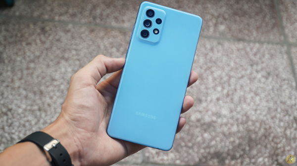 Galaxy A72 chạy chip 8 nhân, hỗ trợ bởi RAM 6 GB hoặc 8 GB cùng với đó là bộ nhớ trong 128 GB hoặc 256 GB.