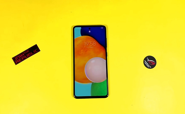 Galaxy A52 được trang bị một màn hình Super AMOLED kích thước 6.5 inch, độ phân giải Full HD+. Điểm đặc biệt của màn hình này là giờ đây nó đã được nâng cấp tần số quét lên mức 90Hz.