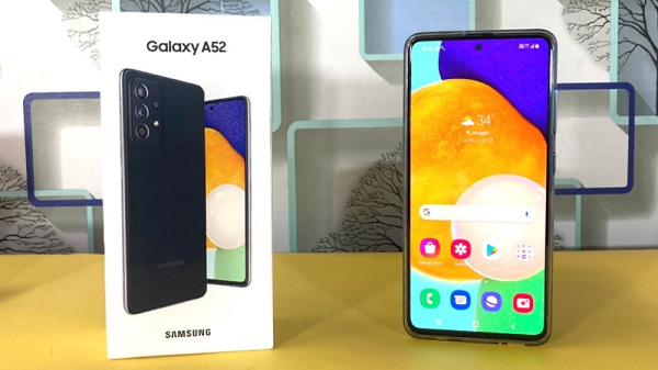 Galaxy A52 có thiết kế được nâng cấp từ thế hệ Galaxy A51 của năm ngoái. Vẫn giữ nguyên tính trẻ trung và sang trọng. Galaxy A52 có cụm camera được thiết kế lại khi giờ đây cụm 4 camera chính đã được đặt trong một mô-đun hình chữ nhật đồng màu với mặt lưng.