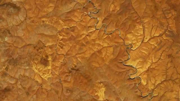 Theo NASA, các hình dạng kỳ lạ có thể được tạo nên khi những vùng đất liên tục bị đóng băng, tan băng và đóng băng trở lại.