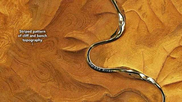 Nhà địa chất học Thomas Crafford của Cơ quan Khảo sát địa chất Mỹ đã đưa ra một giả thuyết khác là xói mòn đã tạo nên một mô hình kỳ lạ ở đá trầm tích, gọi là "địa chất bánh nhiều lớp".