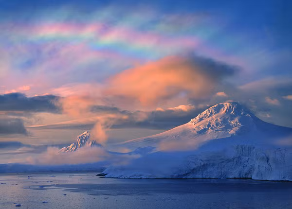 Nhiều người nghĩ rằng Bắc Cực vô cùng lạnh giá. Sự thật không phải như vậy. Nhiệt độ trung bình vào mùa hè ở Bắc Cực khoảng 0 độ C, trong khi mùa đông nhiệt độ sẽ xuống khoảng âm 40 độ C.