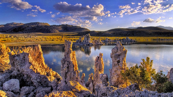 Điều này đem lại cho hồ các cột đá muối ấn tượng, nhưng khá nguy hiểm. Ở đây chỉ có tôm, ruồi và một loại tảo sống được. Độ nguy hiểm của hồ phụ thuộc vào mực nước.