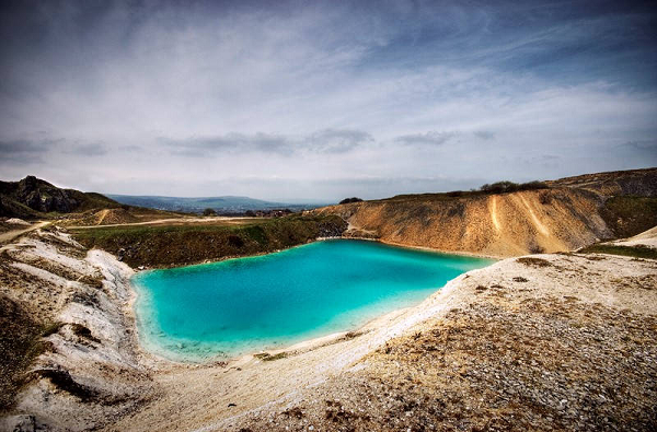Blue Lagoon ở Anh là một mỏ đá cũ đã ngập nước. Khu vực này có màu xanh lạ do các hóa chất độc hại tiết ra từ các tảng đá. Nước còn chứa rác rưởi, phân và xác động vật. Hồ từng được nhuộm đen vài lần để tránh du khách xuống tắm, nhưng sau đó nước vẫn trở lại màu xanh như cũ và không ít người đã liều lĩnh xuống đây bơi.