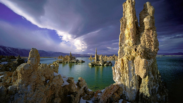 Hồ Mono ở California là một trong những hồ nước cổ xưa và nguy hiểm nhất nước Mỹ. Nước hồ có hàm lượng muối cao gấp 3 lần nước biển và độ pH là 10.