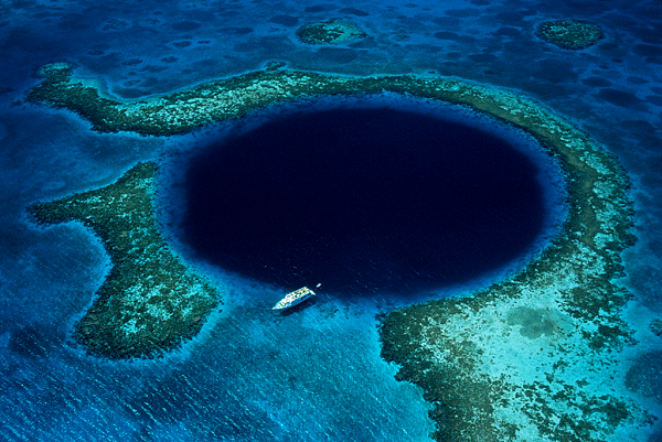 Hồ Great Blue Hole (Belize) rộng gần 300m, sâu gần 125m là hố sụt dưới nước sâu và nguy hiểm nhất thế giới. Thủy triều của hồ sẽ tạo ra những dòng xoáy cực mạnh có thể hút mọi thứ. Ngoài ra, vì quá sâu, khi xảy ra sự cố khi lặn, thợ lặn có thể tử vong nếu không được đào tạo bài bản.