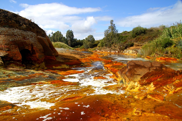 Sông Tinto ở Tây Ban Nha được xem là dòng nước ẩn chứa nhiều nguy hiểm với dòng nước màu đỏ kỳ lạ. Con sông đặc biệt này chứa một lượng kim loại nặng trong nước như đồng, sắt, khiến không ai dám bơi ở đây.