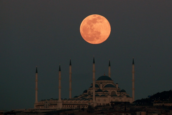 Theo giới quan sát, siêu trăng giun đạt cực đại lúc 1h48 ngày 29/3 (giờ Việt Nam). Trong ảnh là hiện tượng siêu trăng được chụp lại ở Istanbul, Thổ Nhĩ Kỳ.