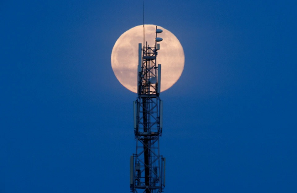 Hiện tượng này còn có một số tên gọi khác như trăng quạ (crow moon), trăng đường (sugar moon), trăng mùa chay (lenten moon), trăng dâu (strawberry moon)... nhưng tên gọi trăng giun phổ biến hơn cả.