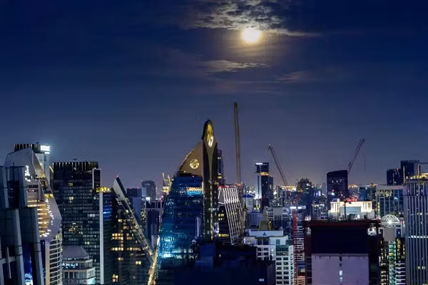 Siêu trăng giun tỏa sáng trên bầu trời Bangkok, Thái Lan.