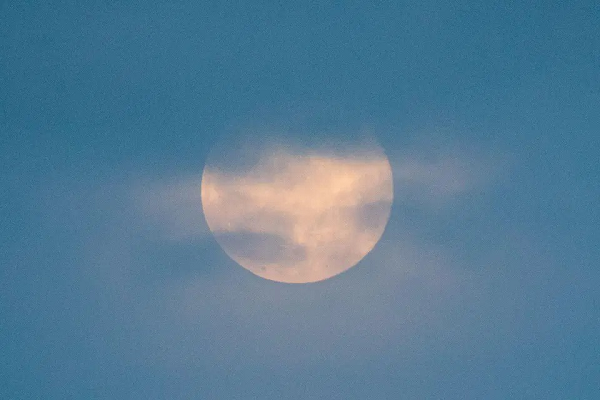 Người dân tại thành phố Weymouth nước Anh lại chỉ có thể nhìn thấy siêu trăng mờ mờ, bởi mây đã che hết tầm nhìn.