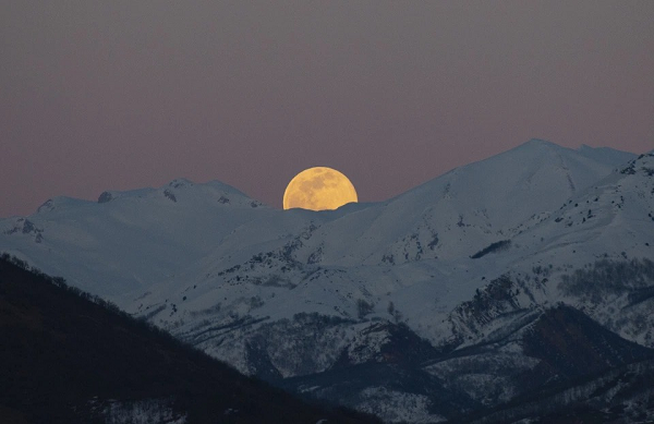 Nếu như trăng sói ám chỉ trăng tròn đầu tiên của tháng 1, thời điểm sói thường tru lên trong đêm, thì trăng giun xảy ra đúng thời điểm nền đất bắt đầu mềm để giun phát triển dễ dàng hơn.