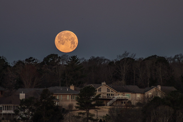  Siêu trăng là hiện tượng trăng tròn khi gần với Trái đất nhất. Tùy thuộc vào thời điểm trăng xuất hiện, siêu trăng sẽ có các tên gọi khác nhau, như siêu trăng sói, siêu trăng xanh, hay thậm chí là siêu trăng xanh máu năm 2018.
