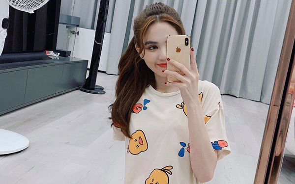 Trong bộ sưu tập điện thoại của Ngọc Trinh, có chiếc iPhone XS Max được người đẹp vô cùng yêu thích, thường xuyên dùng để chụp ảnh. iPhone XS Max là sản phẩm ra mắt năm 2018 của Apple nhưng vẫn giữ được giá trị cho đến nay.