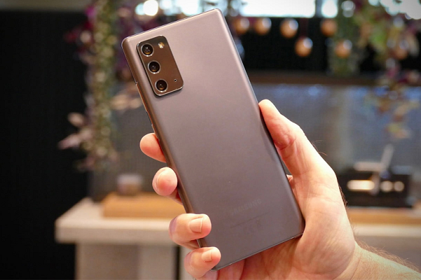 Qua story của Ngọc Trinh, các fan cũng tinh ý nhận ra cô nàng đang sở hữu một chiếc Samsung Galaxy Note 20. Chiếc điện thoại này vẫn là một trong những samrtphone cao cấp nhất dòng Galaxy Note của Samsung.