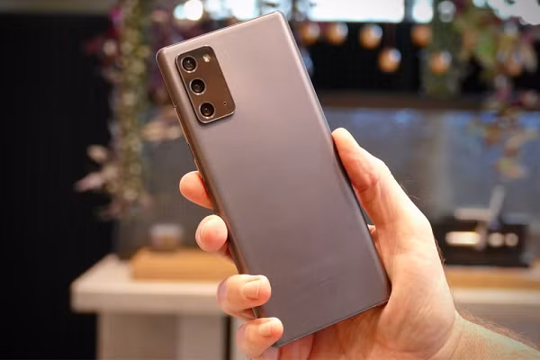 Qua story của Ngọc Trinh, các fan cũng tinh ý nhận ra cô nàng đang sở hữu một chiếc Samsung Galaxy Note 20. Chiếc điện thoại này vẫn là một trong những samrtphone cao cấp nhất dòng Galaxy Note của Samsung.