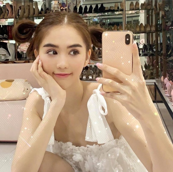 Máy sở hữu cấu hình mạnh mẽ, camera selfie vô cùng xịn xò, màn hình mượt mà cùng dung lượng pin lớn. Hiện nay, chiếc điện thoại iPhone XS Max đã qua sử dụng có giá khoảng 10 triệu đồng.