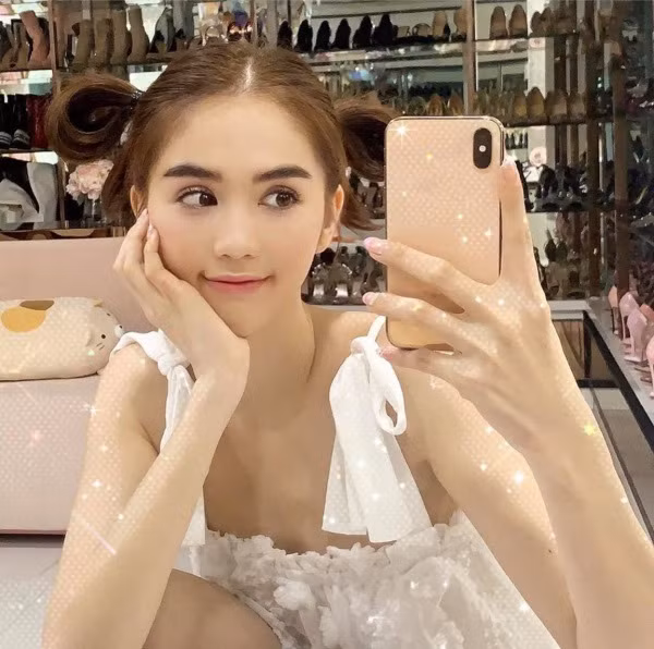 Máy sở hữu cấu hình mạnh mẽ, camera selfie vô cùng xịn xò, màn hình mượt mà cùng dung lượng pin lớn. Hiện nay, chiếc điện thoại iPhone XS Max đã qua sử dụng có giá khoảng 10 triệu đồng.