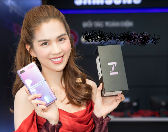Sở hữu iPhone 12 chưa đủ, ngay sau đó Ngọc Trinh lại cho thấy mình là một người chịu chi và thích sự đa dạng khi tậu liền tay "hộp phấn mắt" nghìn đô - Samsung Galaxy Z Flip.