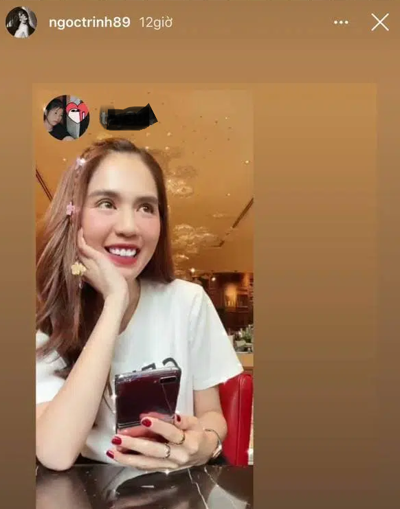 Đây là mẫu flagship màn hình gập dọc độc đáo đến từ hãng sản xuất Hàn Quốc vừa được ra mắt vào tháng 2/2020. Với thiết kế gập tương tự như một hộp phấn mắt dành riêng cho chị em, cùng với đó là mặt lưng kính được phủ lớp sơn gradient có khả năng thay đổi màu sắc từ tím sang hồng tùy theo góc nhìn, Z Flip có thể đánh gục mọi người dùng nữ trong lần đầu tiên nhìn thấy nó.