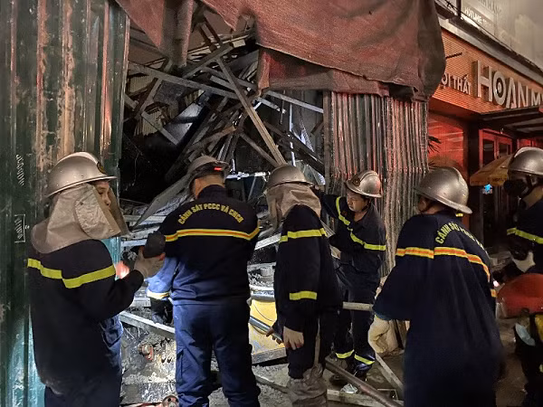 Ha Noi: Sap gian giao trong dem, canh sat cuu nguoi bi ket giua dong do nat