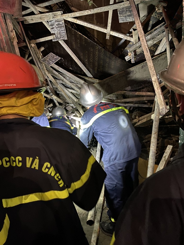 Ha Noi: Sap gian giao trong dem, canh sat cuu nguoi bi ket giua dong do nat-Hinh-4