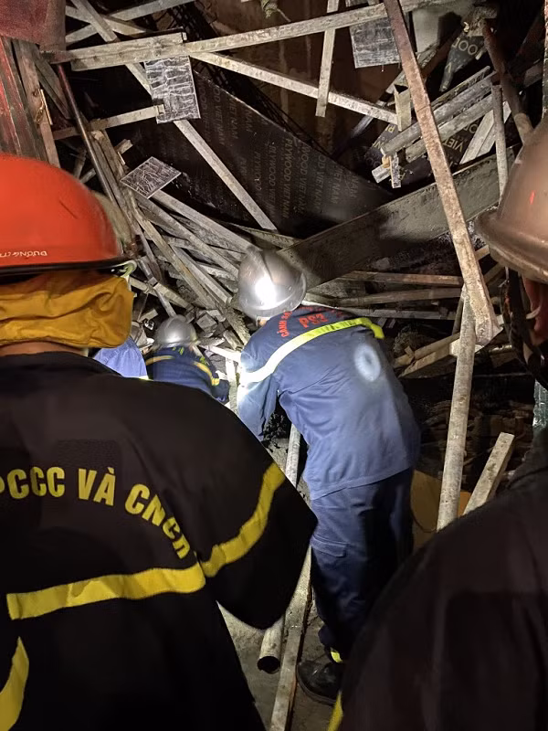 Ha Noi: Sap gian giao trong dem, canh sat cuu nguoi bi ket giua dong do nat-Hinh-4