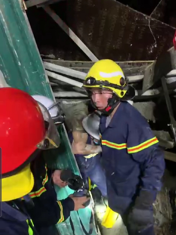 Ha Noi: Sap gian giao trong dem, canh sat cuu nguoi bi ket giua dong do nat-Hinh-5