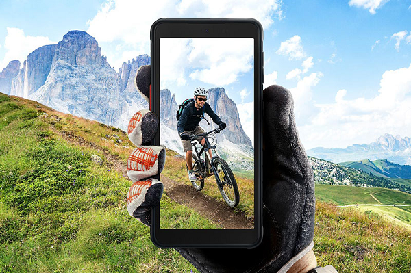 Điều đó giúp máy có thể ngâm nước ở độ sâu 1,5m trong 30 phút. Với việc đạt tiêu chuẩn độ bền quân sự Mỹ MIL-STD-810H, smartphone này hoàn toàn “sống khỏe” khi thả rơi ở độ cao 1,5 m xuống nền bê tông.