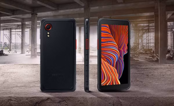 Điểm nhấn đáng chú ý nhất của Samsung Galaxy Xcover 5 là ngoại hình hầm hố, góc cạnh với khả năng kháng bụi, kháng nước theo tiêu chuẩn IP68.